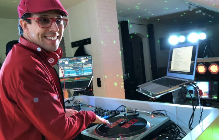 DJ Andre Siddi bei einem Live-Set in der Galerie.